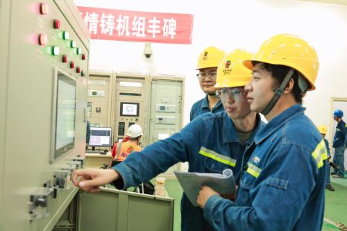 黃河公司青銅峽發電公司運行值班員正在配合5號機試驗操作